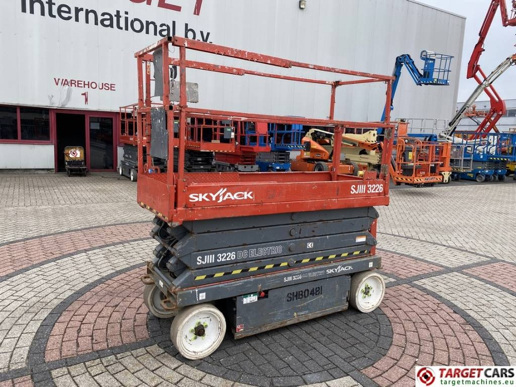 SkyJack SJIII-3226 Electric Scissor Work Lift 990cm - Saxlift: bild 1 SkyJack SJIII-3226 Electric Scissor Work Lift 990cm - Saxlift: bild 1