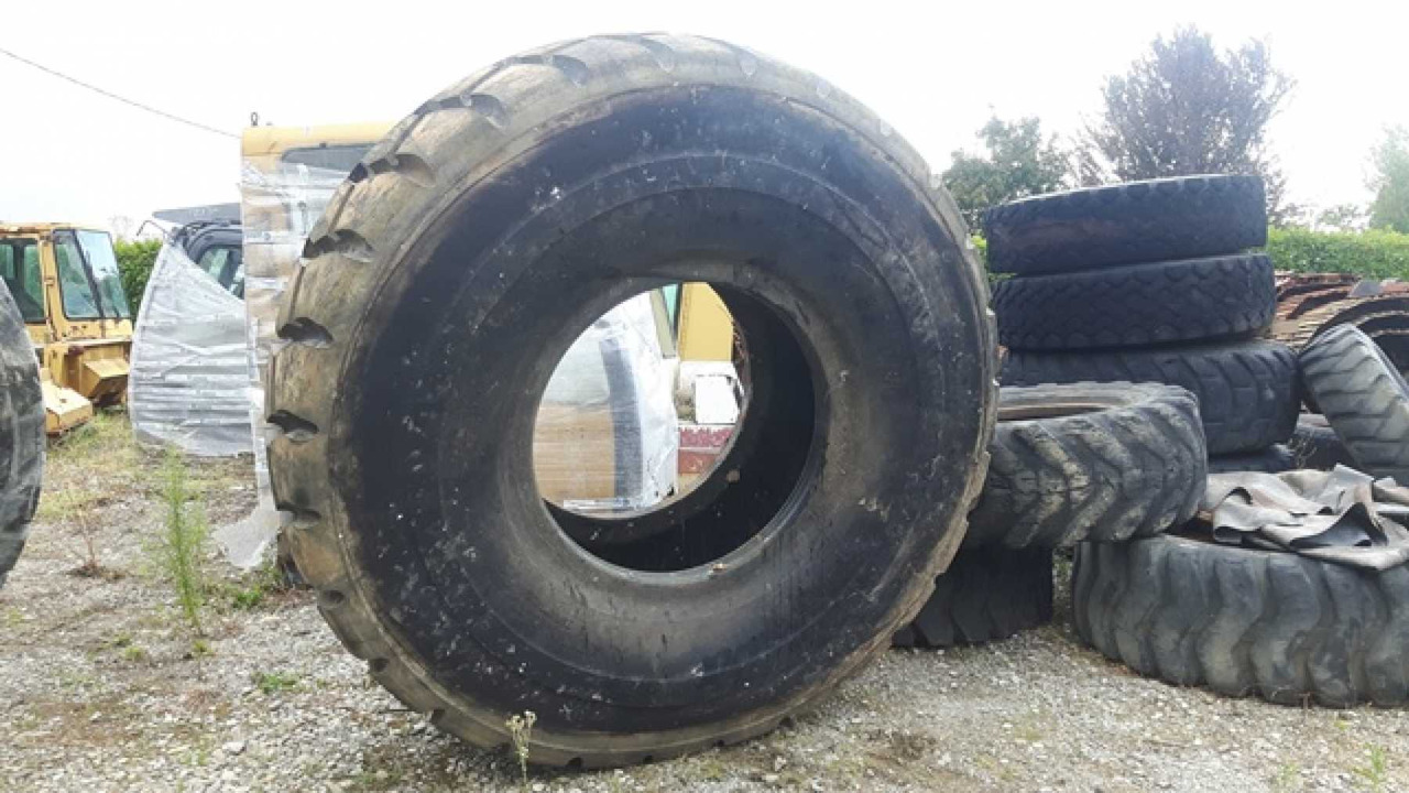 BRIDGESTONE 29/5R35 Pneumatici 29.5R35 in buone condizioni - Däck för Byggmaskiner: bild 3 BRIDGESTONE 29/5R35 Pneumatici 29.5R35 in buone condizioni - Däck för Byggmaskiner: bild 3