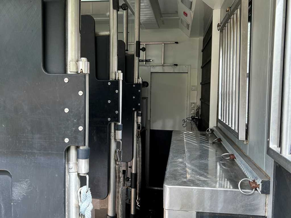 Volvo STX FL, FOR 6 PEOPLE, FOR TRANSPORTING FIVE HORSES, CAMERA, 2X HYDRAULIC FRONT - Hästbuss: bild 5 Volvo STX FL, FOR 6 PEOPLE, FOR TRANSPORTING FIVE HORSES, CAMERA, 2X HYDRAULIC FRONT - Hästbuss: bild 5
