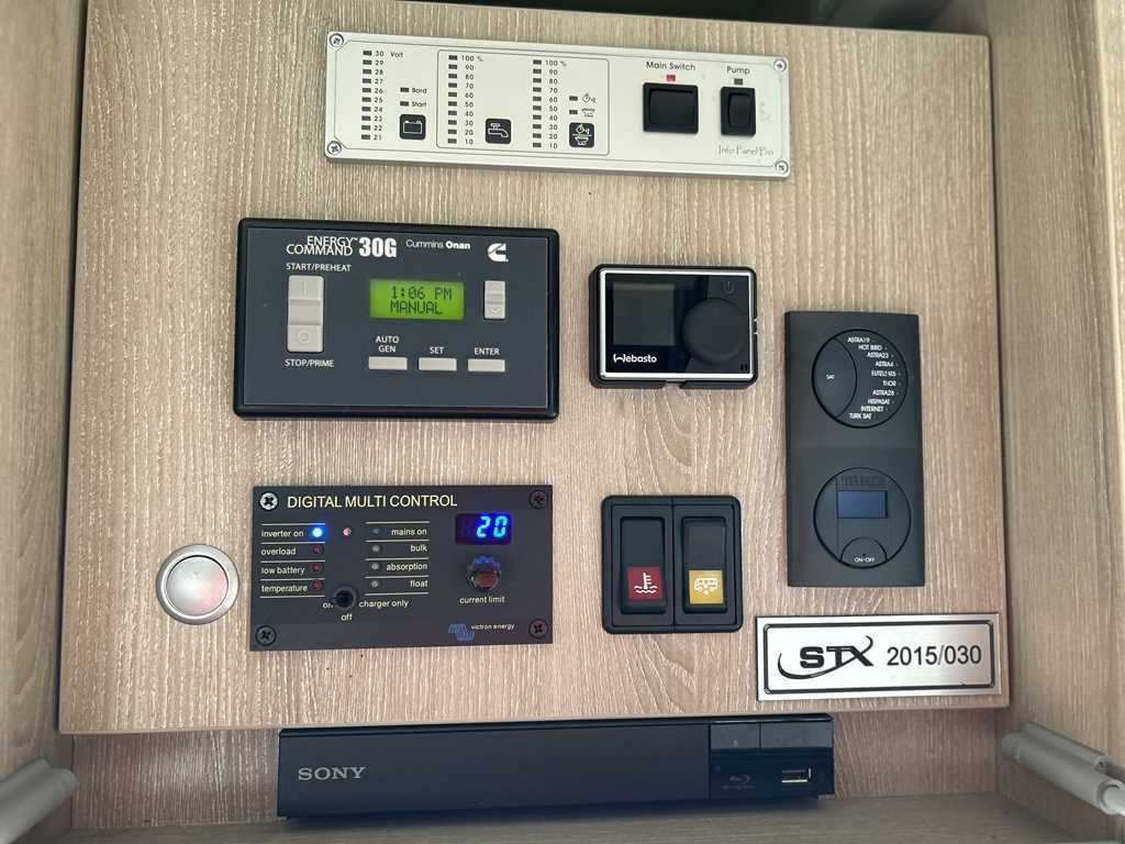 Hästbuss Volvo STX FL, FOR 6 PEOPLE, FOR TRANSPORTING FIVE HORSES, CAMERA, 2X HYDRAULIC FRONT: bild 13 Hästbuss Volvo STX FL, FOR 6 PEOPLE, FOR TRANSPORTING FIVE HORSES, CAMERA, 2X HYDRAULIC FRONT: bild 13