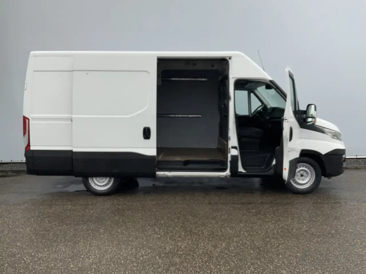 Iveco Daily 35S13V 2.3 352 H2 L3 Airco 3 Zits Opstap Euro 5 - Skåpbil: bild 4 Iveco Daily 35S13V 2.3 352 H2 L3 Airco 3 Zits Opstap Euro 5 - Skåpbil: bild 4