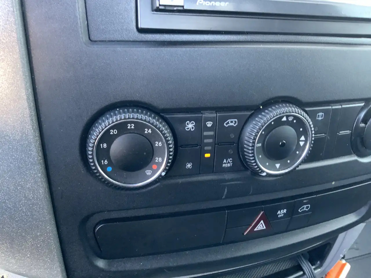 Volkswagen Crafter 50 2.0 TDI L2H1Pick Up Airco Cruise Trekhaak 3500 - Transportbil med flak: bild 5 Volkswagen Crafter 50 2.0 TDI L2H1Pick Up Airco Cruise Trekhaak 3500 - Transportbil med flak: bild 5