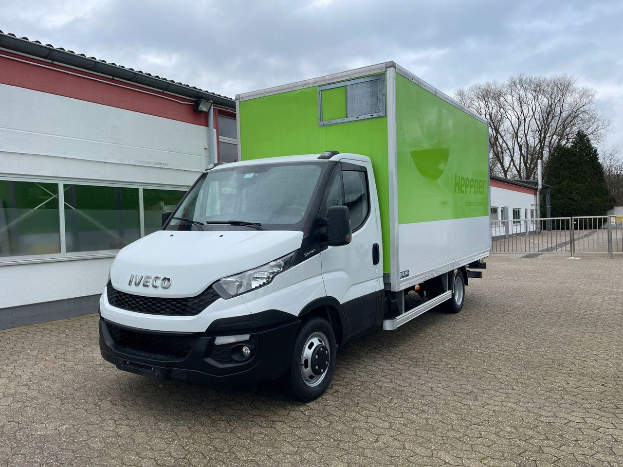 Iveco Daily 35C15 Koffer 4.2m Ladebordwand - Volymskåp: bild 1 Iveco Daily 35C15 Koffer 4.2m Ladebordwand - Volymskåp: bild 1