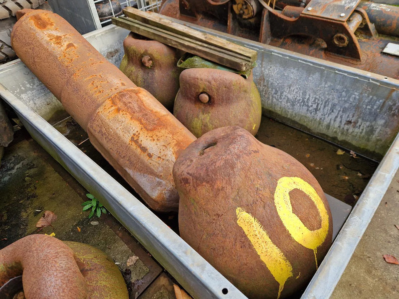 Diversen stalen sloopkogels / beulen - Hydraulisk sax för Byggmaskiner: bild 1 Diversen stalen sloopkogels / beulen - Hydraulisk sax för Byggmaskiner: bild 1