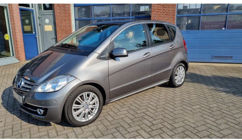 Mercedes-Benz A-Klasse A160 Automaat Elegance.airco.trekhaak. - Hatchback/ Halvkombi: bild 1 Mercedes-Benz A-Klasse A160 Automaat Elegance.airco.trekhaak. - Hatchback/ Halvkombi: bild 1