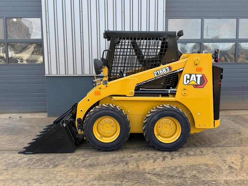 Caterpillar 216B3 - Lastare: bild 1 Caterpillar 216B3 - Lastare: bild 1
