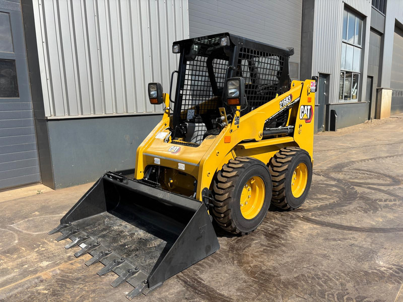 Caterpillar 216B3 - Lastare: bild 1 Caterpillar 216B3 - Lastare: bild 1