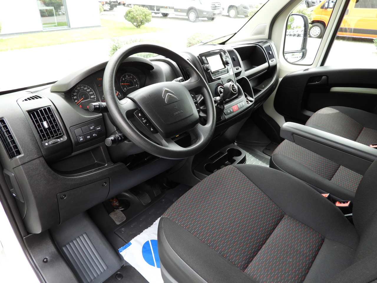 CITROEN JUMPER BOX LIFT 8 PALLETS CRUISE CONTROL NAVIGATION AIR CONDITIONING 165HP - Volymskåp: bild 2 CITROEN JUMPER BOX LIFT 8 PALLETS CRUISE CONTROL NAVIGATION AIR CONDITIONING 165HP - Volymskåp: bild 2