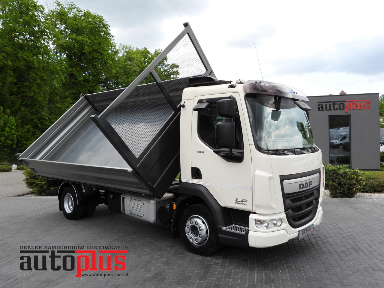 DAF LF 180 THREE-WAY TIPPER CRUISE CONTROL LED LIGHTS AUTOMATIC TRANSMISSION  TWIN WHEELS AIR CONDITIONING  180HP - Transportbil med tippflak: bild 1 DAF LF 180 THREE-WAY TIPPER CRUISE CONTROL LED LIGHTS AUTOMATIC TRANSMISSION  TWIN WHEELS AIR CONDITIONING  180HP - Transportbil med tippflak: bild 1