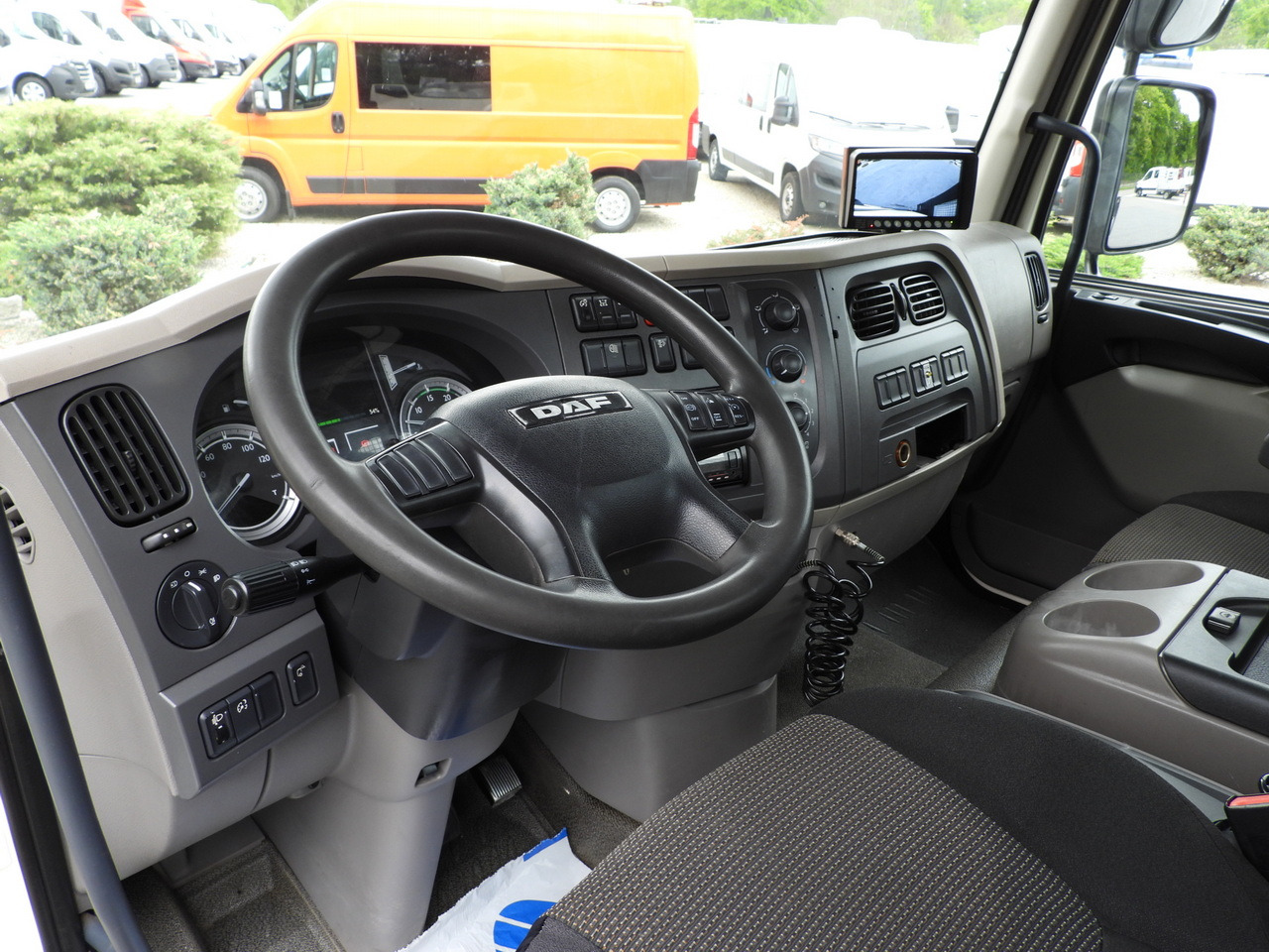 DAF LF 180 THREE-WAY TIPPER CRUISE CONTROL LED LIGHTS AUTOMATIC TRANSMISSION TWIN WHEELS AIR CONDITIONING 180HP - Tippbil lastbil: bild 2 DAF LF 180 THREE-WAY TIPPER CRUISE CONTROL LED LIGHTS AUTOMATIC TRANSMISSION TWIN WHEELS AIR CONDITIONING 180HP - Tippbil lastbil: bild 2