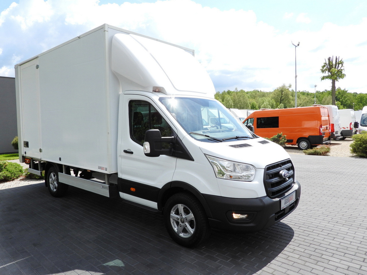 FORD TRANSIT BOX LIFT 8 PALLETS CRUISE CONTROL LED LIGHTS AIR CONDITIONING 130HP - Volymskåp: bild 4 FORD TRANSIT BOX LIFT 8 PALLETS CRUISE CONTROL LED LIGHTS AIR CONDITIONING 130HP - Volymskåp: bild 4