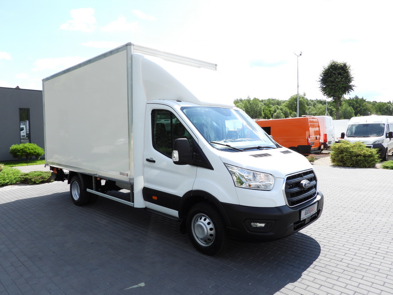 FORD TRANSIT BOX LIFT 8 PALLETS CRUISE CONTROL LED LIGHTS TWIN WHEELS AIR CONDITIONING 130HP - Volymskåp: bild 4 FORD TRANSIT BOX LIFT 8 PALLETS CRUISE CONTROL LED LIGHTS TWIN WHEELS AIR CONDITIONING 130HP - Volymskåp: bild 4