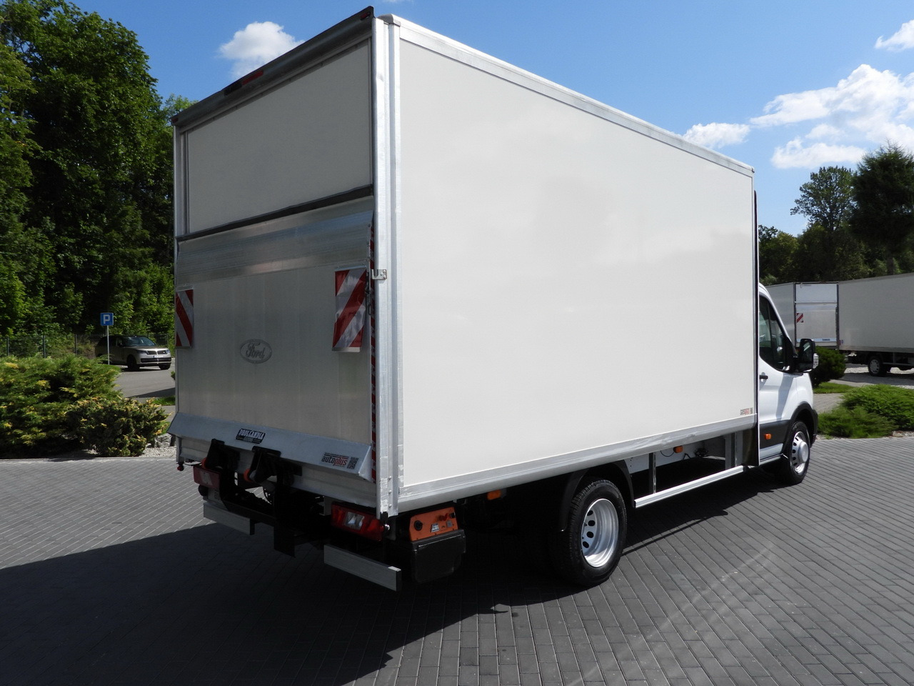FORD TRANSIT BOX LIFT 8 PALLETS CRUISE CONTROL LED LIGHTS TWIN WHEELS AIR CONDITIONING 130HP - Volymskåp: bild 3 FORD TRANSIT BOX LIFT 8 PALLETS CRUISE CONTROL LED LIGHTS TWIN WHEELS AIR CONDITIONING 130HP - Volymskåp: bild 3