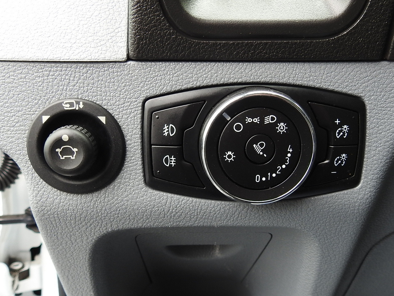 Kylbil FORD TRANSIT REFRIGERATOR VAN 0*C HEATING FUNCTION POWER SUPPLY 230V CRUISE CONTROL NAVIGATION AIR CONDITIONING LED LIGHTS 130HP: bild 38 Kylbil FORD TRANSIT REFRIGERATOR VAN 0*C HEATING FUNCTION POWER SUPPLY 230V CRUISE CONTROL NAVIGATION AIR CONDITIONING LED LIGHTS 130HP: bild 38