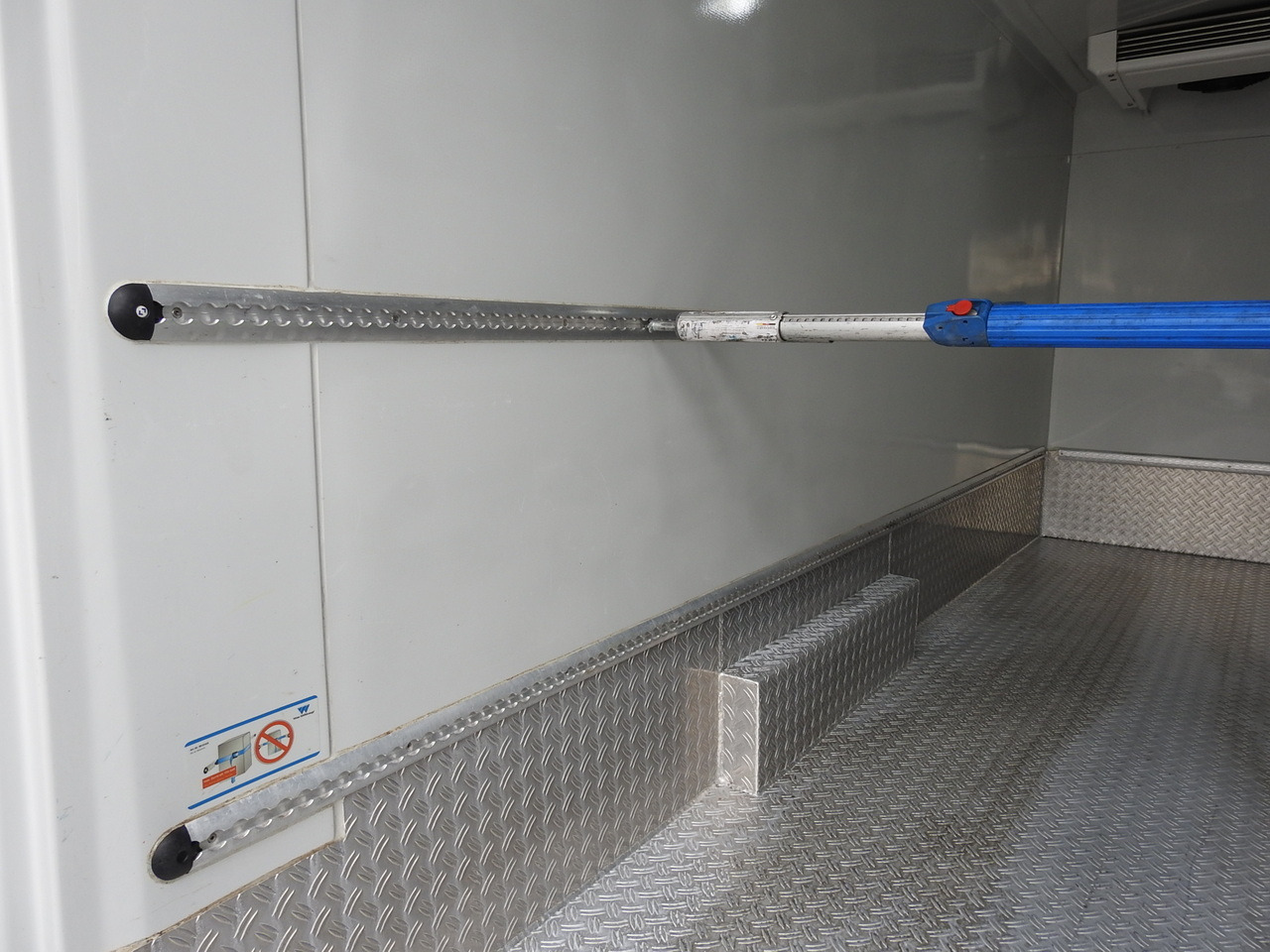 Kylbil FORD TRANSIT REFRIGERATOR VAN 0*C HEATING FUNCTION POWER SUPPLY 230V CRUISE CONTROL NAVIGATION AIR CONDITIONING LED LIGHTS 130HP: bild 27 Kylbil FORD TRANSIT REFRIGERATOR VAN 0*C HEATING FUNCTION POWER SUPPLY 230V CRUISE CONTROL NAVIGATION AIR CONDITIONING LED LIGHTS 130HP: bild 27