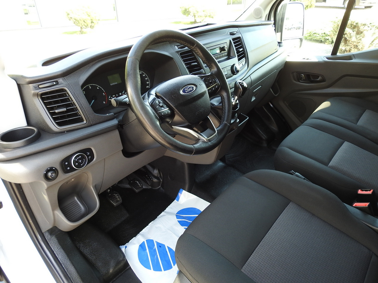 FORD TRANSIT REGRIGERATOR BOX 0*C POWER SUPPLY 230V CRUISE CONTROL AIR CONDITIONING TWIN WHEELS 170HP - Kylbil: bild 2 FORD TRANSIT REGRIGERATOR BOX 0*C POWER SUPPLY 230V CRUISE CONTROL AIR CONDITIONING TWIN WHEELS 170HP - Kylbil: bild 2