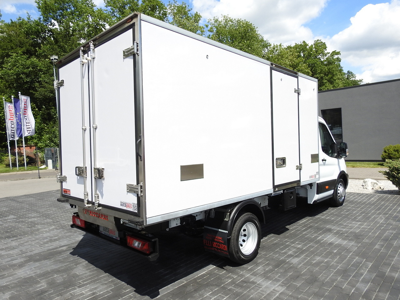 FORD TRANSIT REGRIGERATOR BOX 0*C POWER SUPPLY 230V CRUISE CONTROL AIR CONDITIONING TWIN WHEELS 170HP - Kylbil: bild 3 FORD TRANSIT REGRIGERATOR BOX 0*C POWER SUPPLY 230V CRUISE CONTROL AIR CONDITIONING TWIN WHEELS 170HP - Kylbil: bild 3