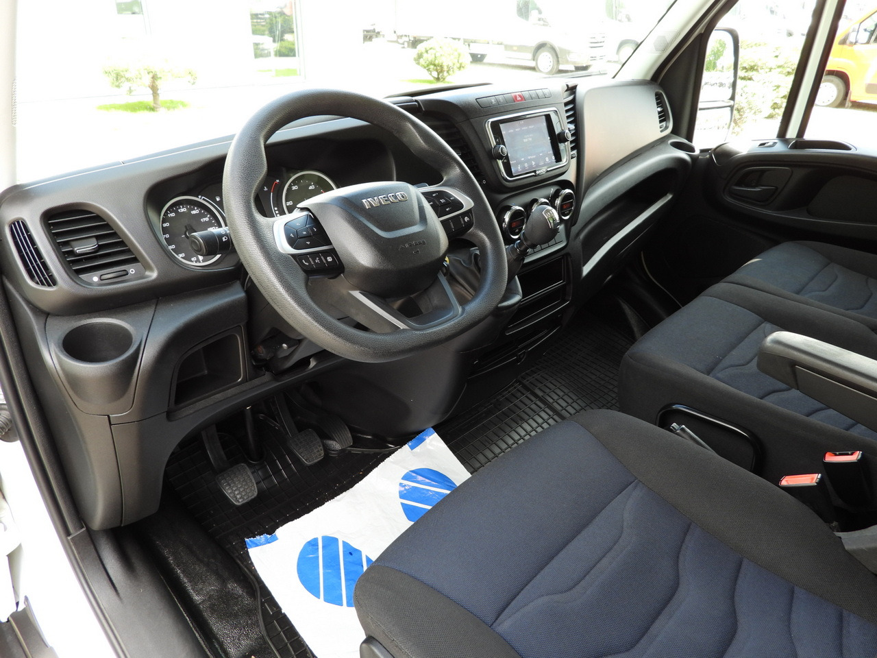 IVECO DAILY 35C16 BOX LIFT 8 PALLETS CRUISE CONTROL TWIN WHEELS AIR CONDITIONING 160HP - Volymskåp: bild 2 IVECO DAILY 35C16 BOX LIFT 8 PALLETS CRUISE CONTROL TWIN WHEELS AIR CONDITIONING 160HP - Volymskåp: bild 2