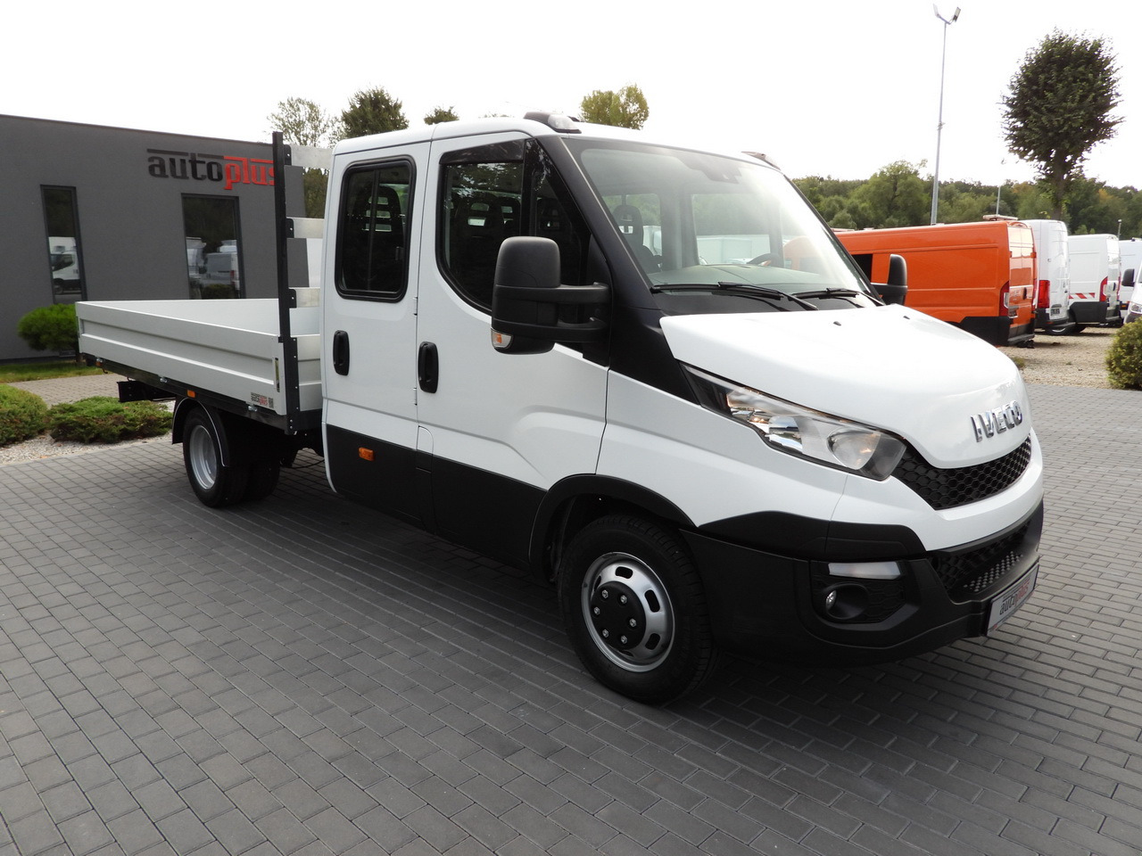 IVECO DAILY 35C17 STAKE BODY DOUBLE CABIN DOKA 7 SEATS CRUISE CONTROL TWIN WHEELS AIR CONDITIONING 170HP - Dubbelhytt transportbil: bild 4 IVECO DAILY 35C17 STAKE BODY DOUBLE CABIN DOKA 7 SEATS CRUISE CONTROL TWIN WHEELS AIR CONDITIONING 170HP - Dubbelhytt transportbil: bild 4
