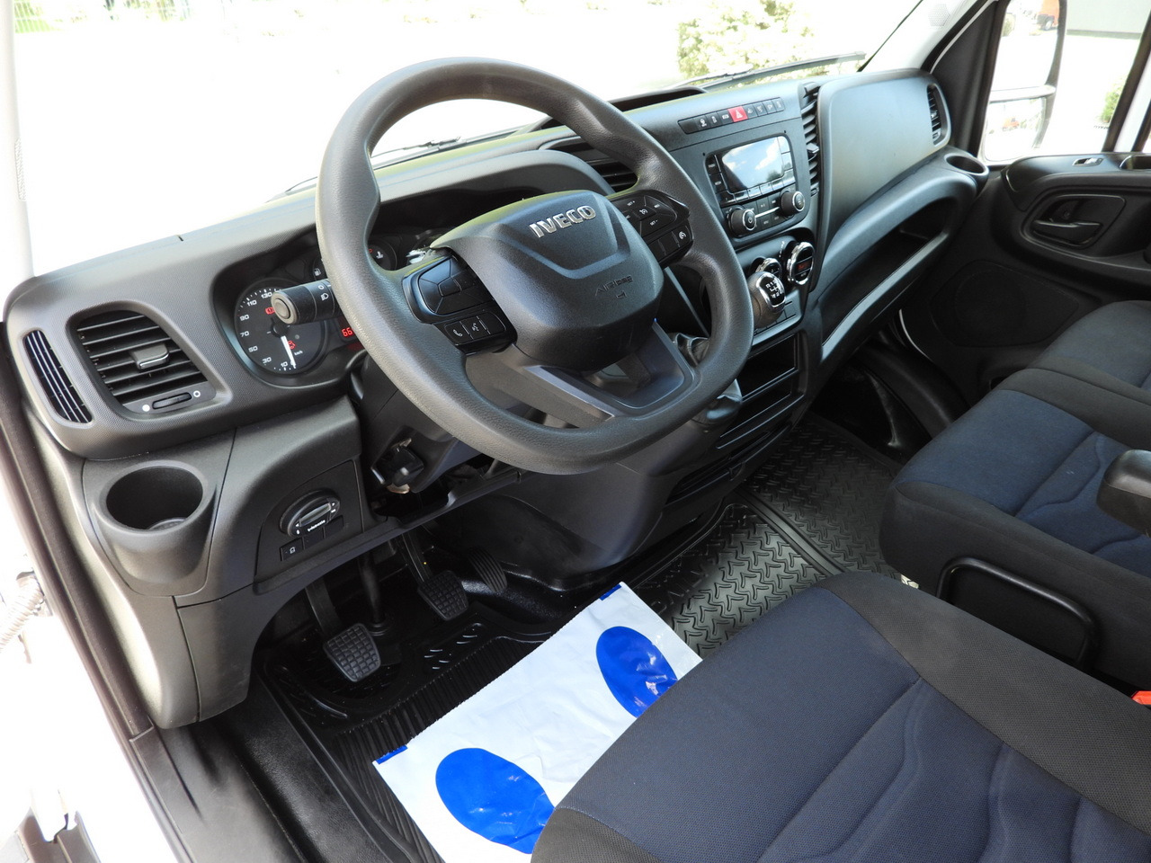 IVECO DAILY 35S14 STAKE BODY DOUBLE CABIN DOKA 7 SEATS CRUISE CONTROL AIR CONDITIONING  135HP - Dubbelhytt transportbil: bild 2 IVECO DAILY 35S14 STAKE BODY DOUBLE CABIN DOKA 7 SEATS CRUISE CONTROL AIR CONDITIONING  135HP - Dubbelhytt transportbil: bild 2