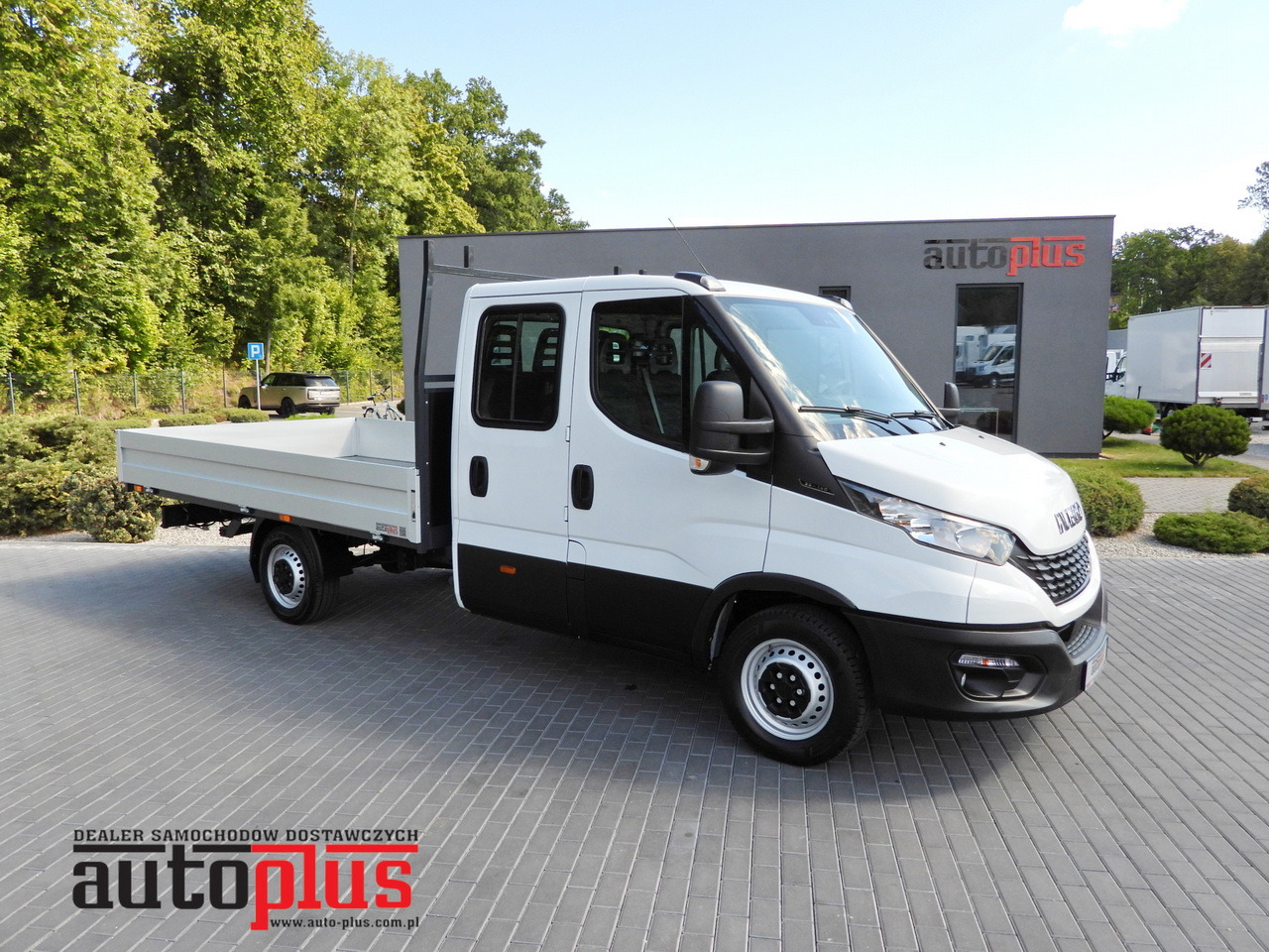 IVECO DAILY 35S14 STAKE BODY DOUBLE CABIN DOKA 7 SEATS CRUISE CONTROL AIR CONDITIONING 135HP - Dubbelhytt transportbil: bild 1 IVECO DAILY 35S14 STAKE BODY DOUBLE CABIN DOKA 7 SEATS CRUISE CONTROL AIR CONDITIONING 135HP - Dubbelhytt transportbil: bild 1
