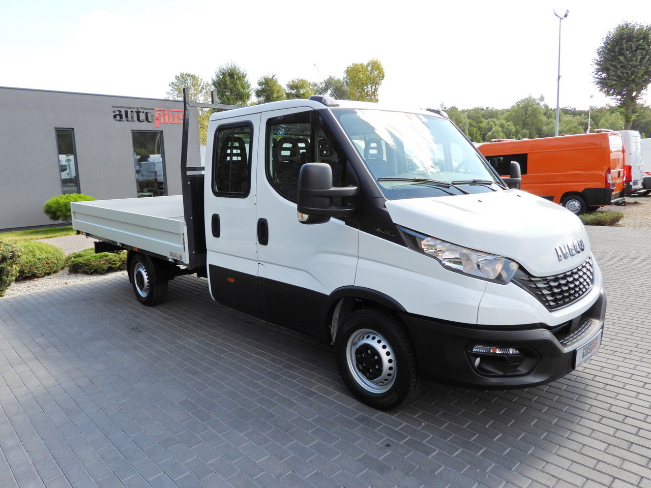 IVECO DAILY 35S14 STAKE BODY DOUBLE CABIN DOKA 7 SEATS CRUISE CONTROL AIR CONDITIONING  135HP - Dubbelhytt transportbil: bild 4 IVECO DAILY 35S14 STAKE BODY DOUBLE CABIN DOKA 7 SEATS CRUISE CONTROL AIR CONDITIONING  135HP - Dubbelhytt transportbil: bild 4