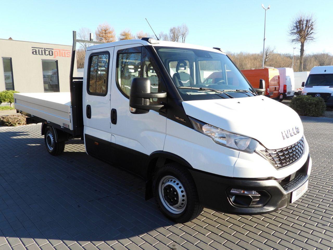 IVECO DAILY 35S14 STAKE BODY DOUBLE CABIN DOKA 7 SEATS CRUISE CONTROL AIR CONDITIONING 140HP - Dubbelhytt transportbil: bild 4 IVECO DAILY 35S14 STAKE BODY DOUBLE CABIN DOKA 7 SEATS CRUISE CONTROL AIR CONDITIONING 140HP - Dubbelhytt transportbil: bild 4