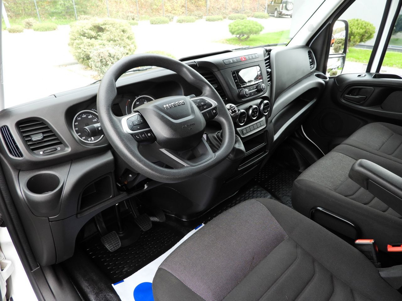 IVECO DAILY 35S16 BOX LIFT 8 PALLETS CRUISE CONTROL AIR CONDITIONING TWIN WHEELS 160HP - Volymskåp: bild 2 IVECO DAILY 35S16 BOX LIFT 8 PALLETS CRUISE CONTROL AIR CONDITIONING TWIN WHEELS 160HP - Volymskåp: bild 2