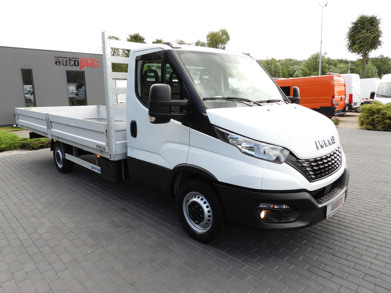 IVECO DAILY 35S16 STAKE BODY 10 PALLETS CRUISE CONTROL AIR CONDITIONING 160HP - Transportbil med flak: bild 4 IVECO DAILY 35S16 STAKE BODY 10 PALLETS CRUISE CONTROL AIR CONDITIONING 160HP - Transportbil med flak: bild 4