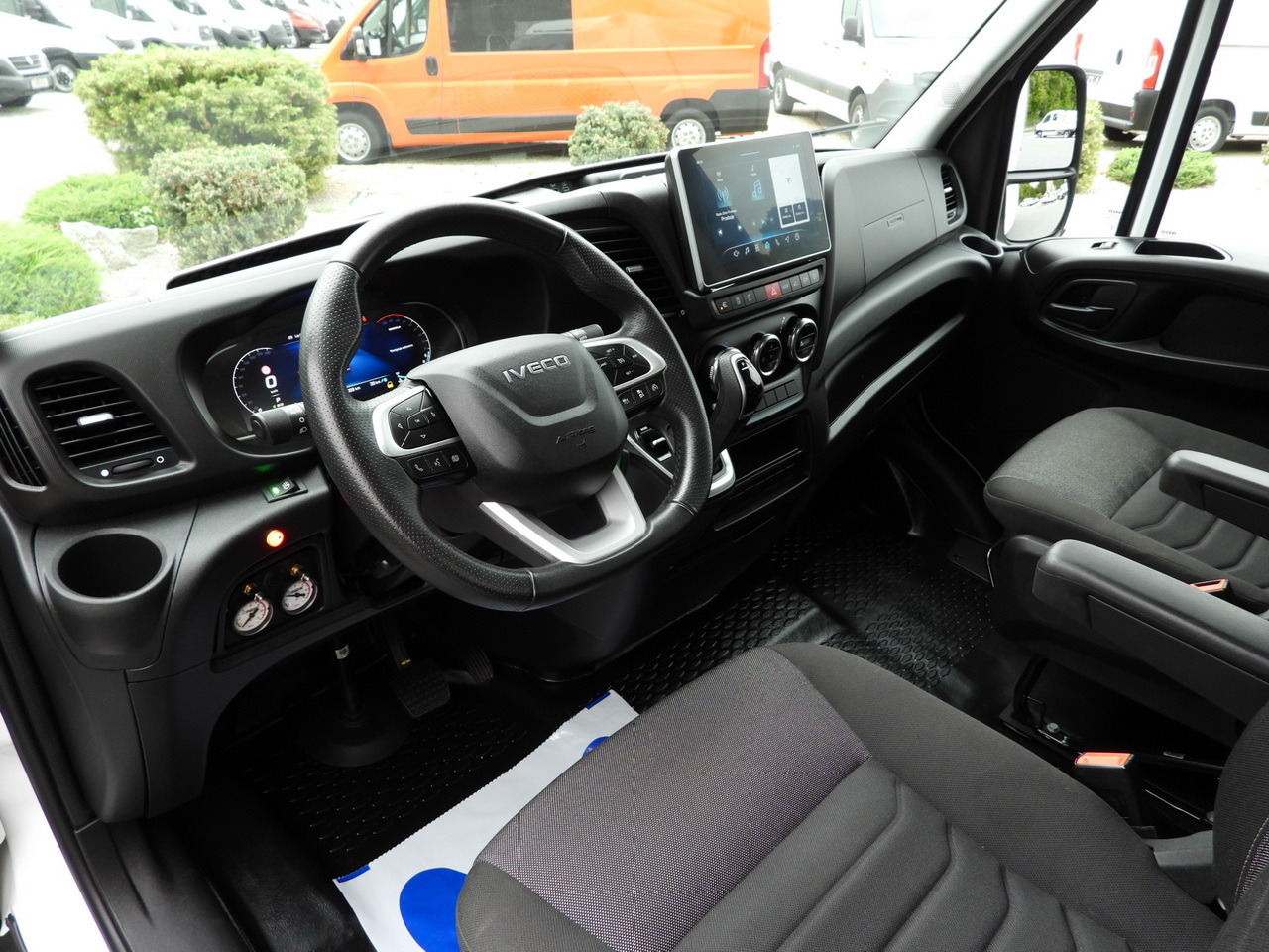 IVECO DAILY 35S18 BOX HI-MATIC LIFT 8 PALLETS CRUISE CONTROL NAVIGATION LED LIGHTS PNEUMATICS AUTOMATIC TRANSMISSION HI-MATIC AIR CONDITIONING 180HP - Volymskåp: bild 2 IVECO DAILY 35S18 BOX HI-MATIC LIFT 8 PALLETS CRUISE CONTROL NAVIGATION LED LIGHTS PNEUMATICS AUTOMATIC TRANSMISSION HI-MATIC AIR CONDITIONING 180HP - Volymskåp: bild 2