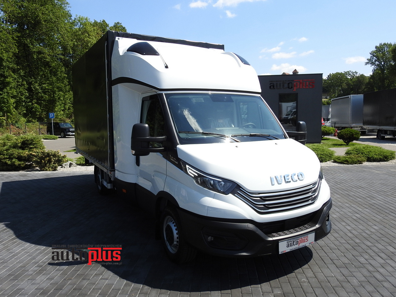 IVECO DAILY 35S18 NEW TARPAULIN 8 PALLETS CRUISE CONTROL NAVIGATION LED LIGHTS AUTOMATIC TRANSMISSION HI-MATIC MANUFACTURERS WARRANTY 180HP - Transportbil med kapell: bild 1 IVECO DAILY 35S18 NEW TARPAULIN 8 PALLETS CRUISE CONTROL NAVIGATION LED LIGHTS AUTOMATIC TRANSMISSION HI-MATIC MANUFACTURERS WARRANTY 180HP - Transportbil med kapell: bild 1