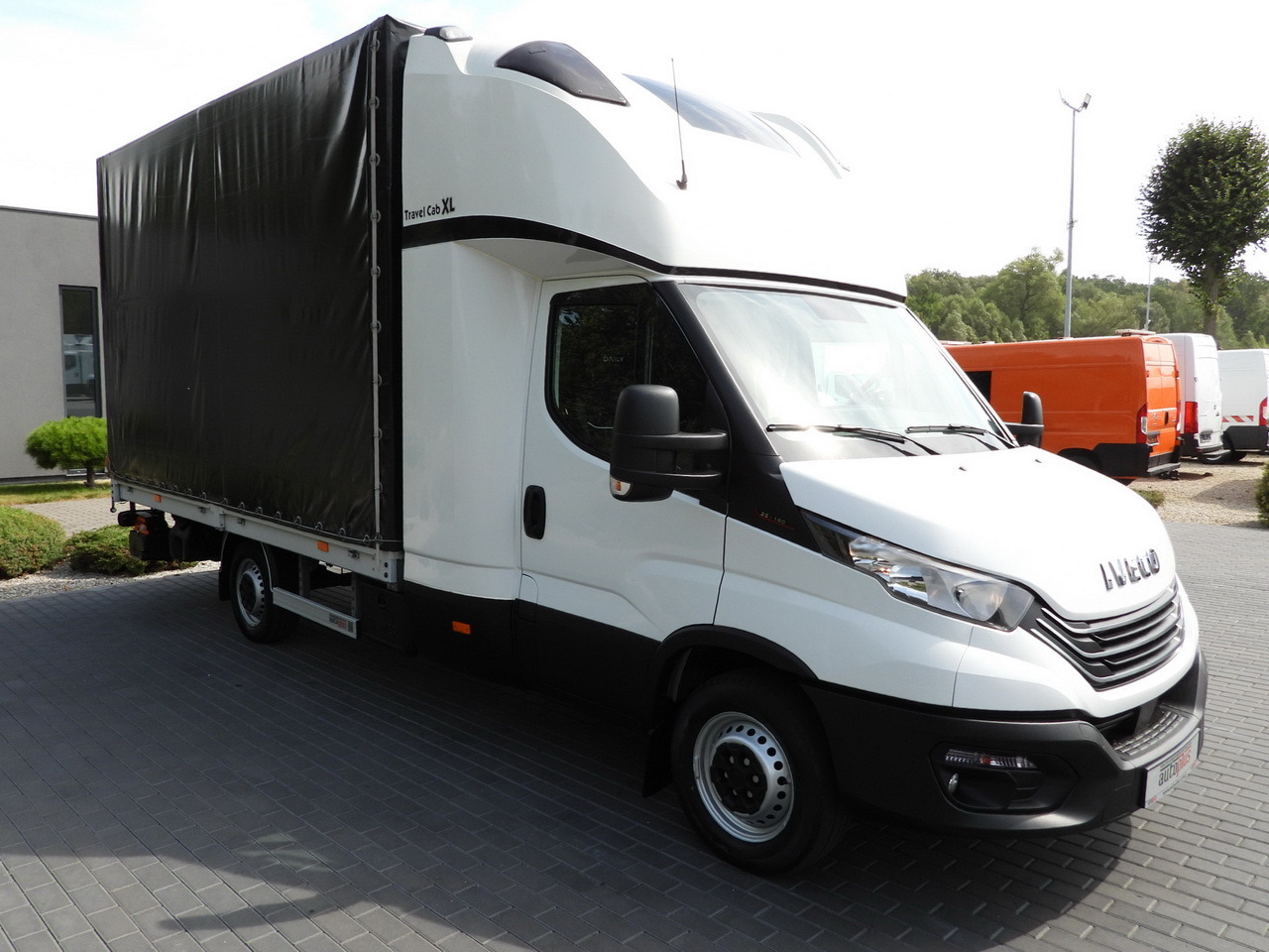 IVECO DAILY 35S18 TARPAULIN LIFT 8 PALLETS CRUISE CONTROL AIR CONDITIONING 180HP - Transportbil med kapell: bild 4 IVECO DAILY 35S18 TARPAULIN LIFT 8 PALLETS CRUISE CONTROL AIR CONDITIONING 180HP - Transportbil med kapell: bild 4