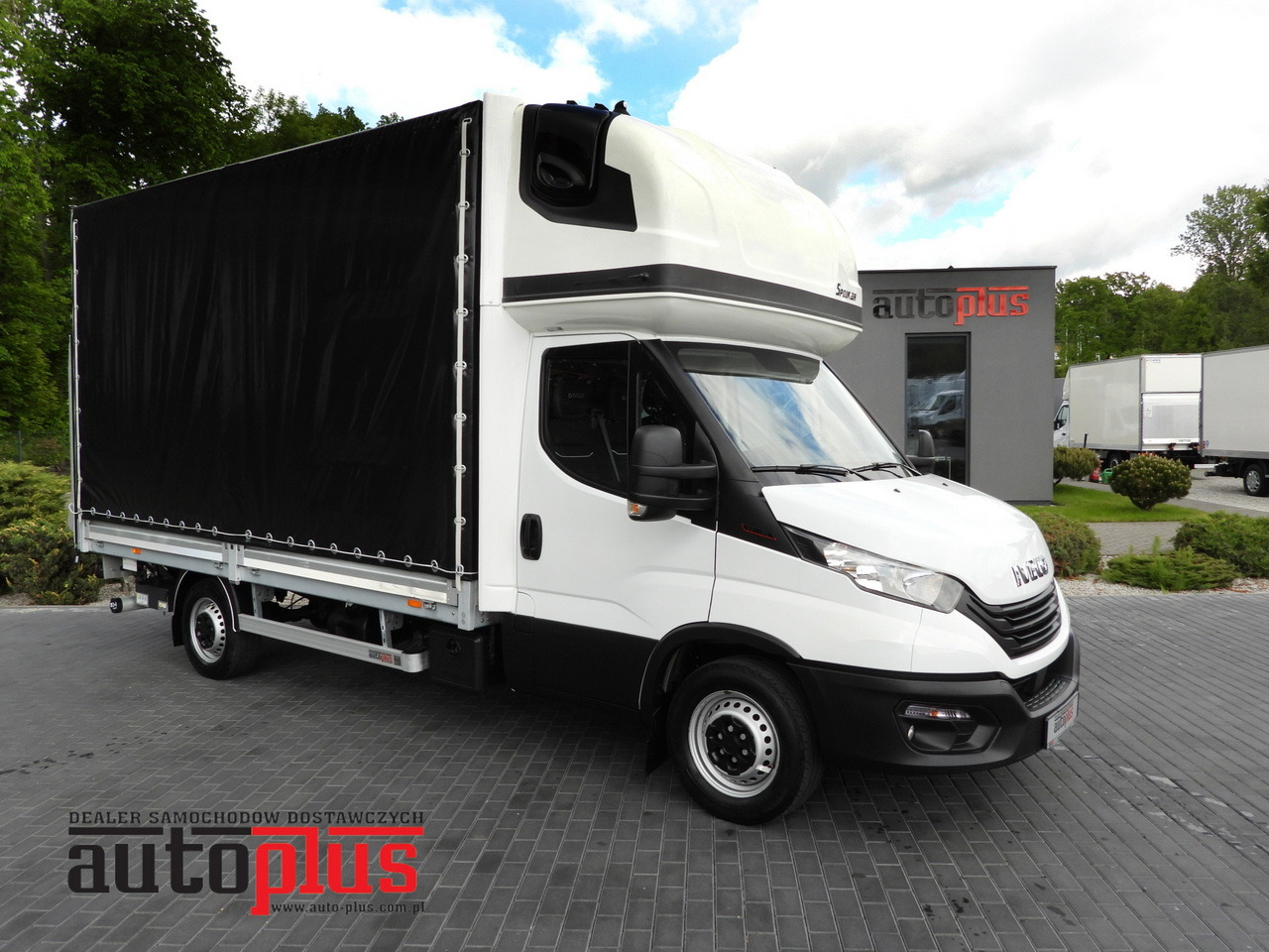 IVECO DAILY 35S18 TARPAULIN LIFT 8 PALLETS WEBASTO CRUISE CONTROL AIR CONDITIONING 180HP - Transportbil med kapell: bild 1 IVECO DAILY 35S18 TARPAULIN LIFT 8 PALLETS WEBASTO CRUISE CONTROL AIR CONDITIONING 180HP - Transportbil med kapell: bild 1