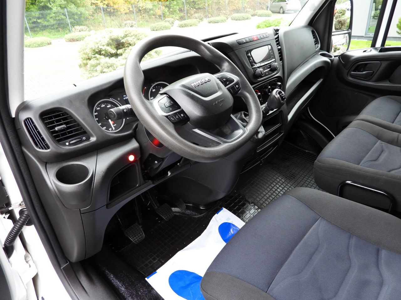 IVECO DAILY 35S18 TARPAULIN LIFT 8 PALLETS WEBASTO CRUISE CONTROL AIR CONDITIONING 180HP - Transportbil med kapell: bild 2 IVECO DAILY 35S18 TARPAULIN LIFT 8 PALLETS WEBASTO CRUISE CONTROL AIR CONDITIONING 180HP - Transportbil med kapell: bild 2