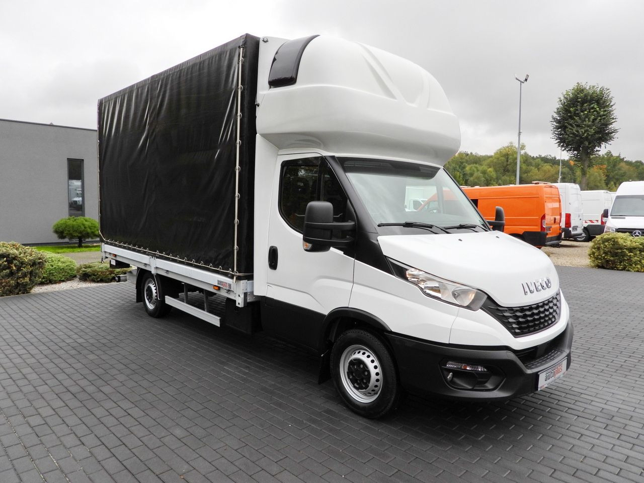 IVECO DAILY 35S18 TARPAULIN LIFT 8 PALLETS WEBASTO CRUISE CONTROL AIR CONDITIONING 180HP - Transportbil med kapell: bild 4 IVECO DAILY 35S18 TARPAULIN LIFT 8 PALLETS WEBASTO CRUISE CONTROL AIR CONDITIONING 180HP - Transportbil med kapell: bild 4