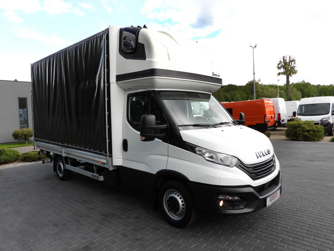 IVECO DAILY 35S18 TARPAULIN LIFT 8 PALLETS WEBASTO CRUISE CONTROL AIR CONDITIONING 180HP - Transportbil med kapell: bild 4 IVECO DAILY 35S18 TARPAULIN LIFT 8 PALLETS WEBASTO CRUISE CONTROL AIR CONDITIONING 180HP - Transportbil med kapell: bild 4