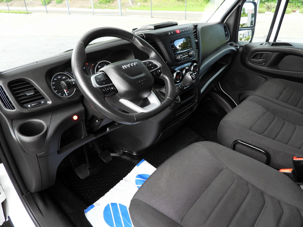 IVECO DAILY 35S18 TARPAULIN LIFT 8 PALLETS WEBASTO CRUISE CONTROL AIR CONDITIONING 180HP - Transportbil med kapell: bild 2 IVECO DAILY 35S18 TARPAULIN LIFT 8 PALLETS WEBASTO CRUISE CONTROL AIR CONDITIONING 180HP - Transportbil med kapell: bild 2