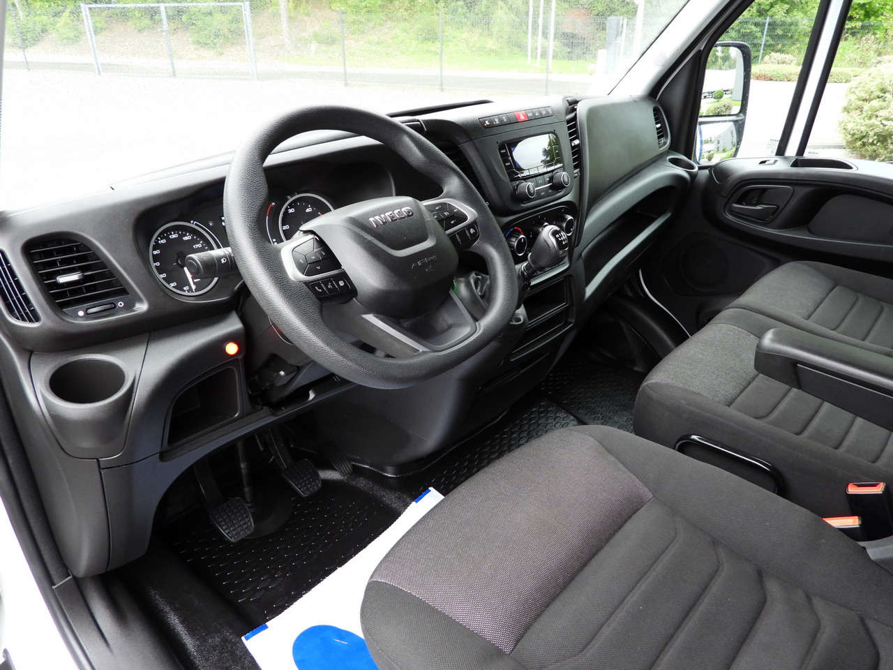 IVECO DAILY 35S18 TARPAULIN LIFT 8 PALLETS WEBASTO CRUISE CONTROL LED LIGHTS AIR CONDITIONING 180HP - Transportbil med kapell: bild 2 IVECO DAILY 35S18 TARPAULIN LIFT 8 PALLETS WEBASTO CRUISE CONTROL LED LIGHTS AIR CONDITIONING 180HP - Transportbil med kapell: bild 2