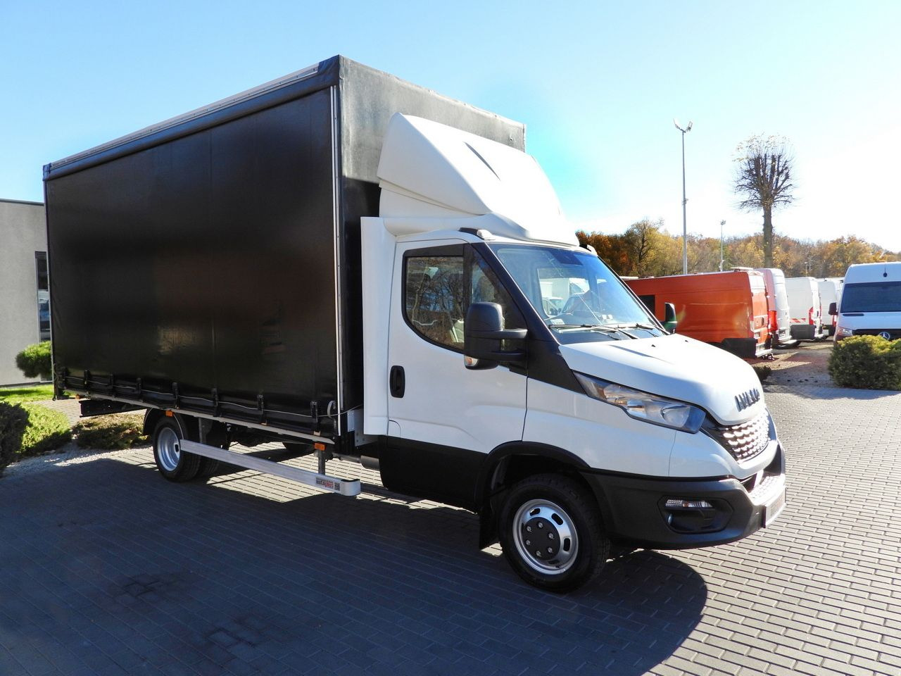 IVECO DAILY 50C17 TARPAULIN 10 PALLETS CRUISE CONTROL TWIN WHEELS AIR CONDITIONING 180HP - Transportbil med kapell: bild 4 IVECO DAILY 50C17 TARPAULIN 10 PALLETS CRUISE CONTROL TWIN WHEELS AIR CONDITIONING 180HP - Transportbil med kapell: bild 4