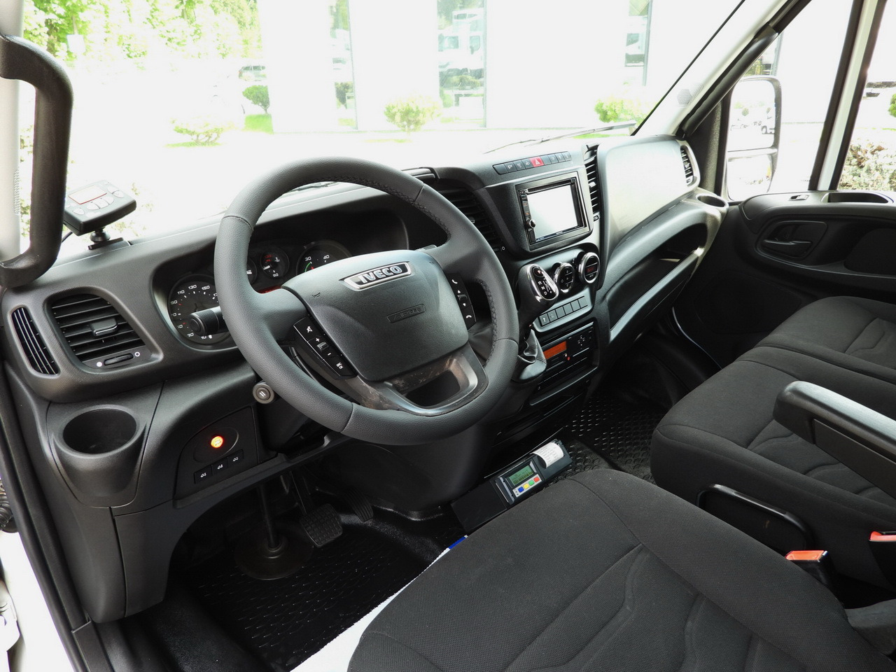 IVECO DAILY 70C17 REFRIGERATOR 1*C LIFT 10 PALLETS POWER SUPPLY 230V CRUISE CONTROL AIR CONDITIONING PNEUMATICS AUTOMATIC TRANSMISSION HI-MATIC TWIN WHEELS 170HP - Kylbil lastbil: bild 2 IVECO DAILY 70C17 REFRIGERATOR 1*C LIFT 10 PALLETS POWER SUPPLY 230V CRUISE CONTROL AIR CONDITIONING PNEUMATICS AUTOMATIC TRANSMISSION HI-MATIC TWIN WHEELS 170HP - Kylbil lastbil: bild 2