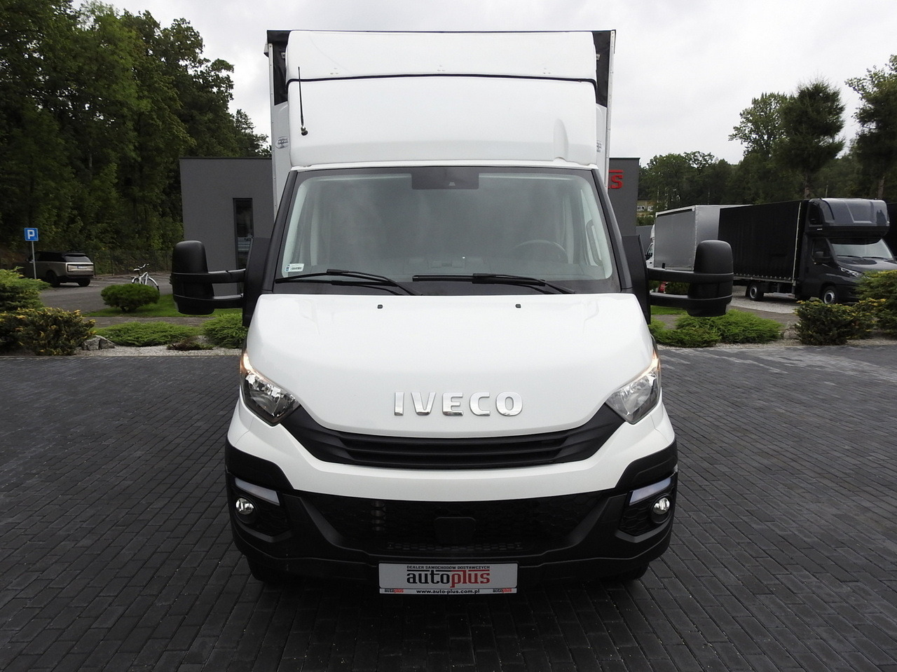 IVECO DAILY 70C18 TARPAULIN LIFT 12 PALLETS WEBASTO CRUISE CONTROL TWIN WHEELS AIR CONDITIONING 180HP - Transportbil med kapell: bild 5 IVECO DAILY 70C18 TARPAULIN LIFT 12 PALLETS WEBASTO CRUISE CONTROL TWIN WHEELS AIR CONDITIONING 180HP - Transportbil med kapell: bild 5