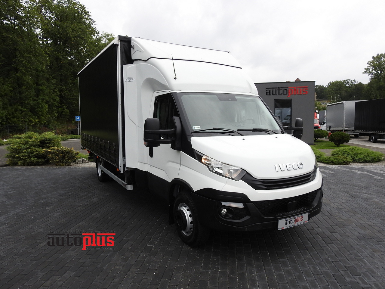 IVECO DAILY 70C18 TARPAULIN LIFT 12 PALLETS WEBASTO CRUISE CONTROL TWIN WHEELS AIR CONDITIONING 180HP - Transportbil med kapell: bild 1 IVECO DAILY 70C18 TARPAULIN LIFT 12 PALLETS WEBASTO CRUISE CONTROL TWIN WHEELS AIR CONDITIONING 180HP - Transportbil med kapell: bild 1