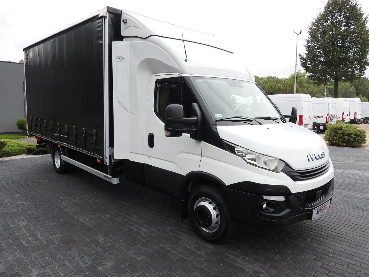 IVECO DAILY 70C18 TARPAULIN LIFT 12 PALLETS WEBASTO CRUISE CONTROL TWIN WHEELS AIR CONDITIONING 180HP - Transportbil med kapell: bild 4 IVECO DAILY 70C18 TARPAULIN LIFT 12 PALLETS WEBASTO CRUISE CONTROL TWIN WHEELS AIR CONDITIONING 180HP - Transportbil med kapell: bild 4