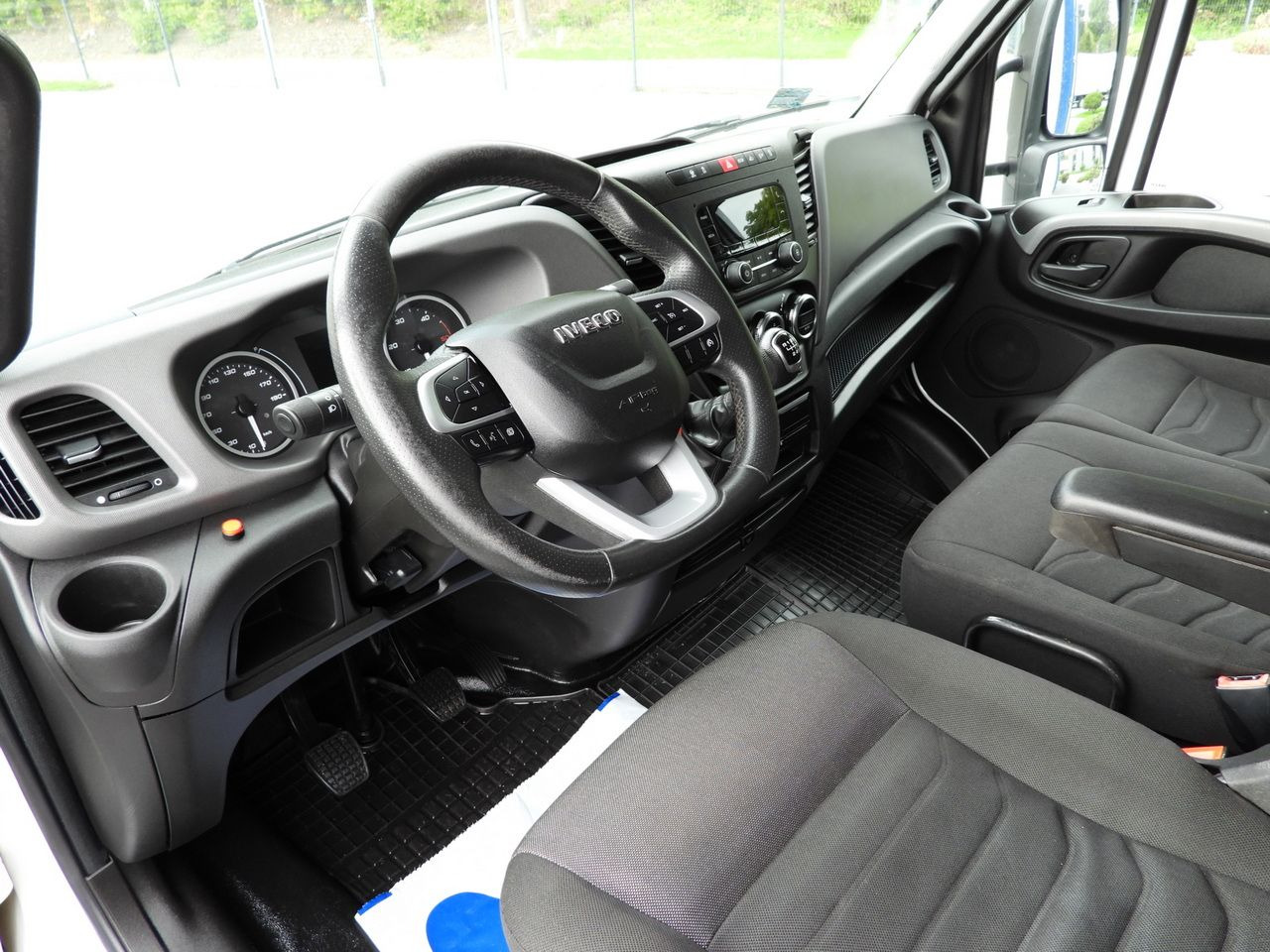 IVECO DAILY 72C18 TARPAULIN LIFT 14 PALLETS WEBASTO CRUISE CONTROL LED LIGHTS TWIN WHEELS AIR CONDITIONING  180HP - Kapellbil: bild 2 IVECO DAILY 72C18 TARPAULIN LIFT 14 PALLETS WEBASTO CRUISE CONTROL LED LIGHTS TWIN WHEELS AIR CONDITIONING  180HP - Kapellbil: bild 2