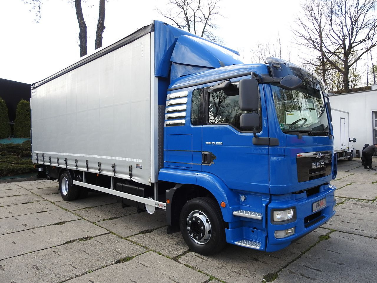 MAN TGM 15.290 TARPAULIN LIFT 18 PALLETS CRUISE CONTROL TWIN WHEELS AIR CONDITIONING 290HP - Transportbil med kapell: bild 4 MAN TGM 15.290 TARPAULIN LIFT 18 PALLETS CRUISE CONTROL TWIN WHEELS AIR CONDITIONING 290HP - Transportbil med kapell: bild 4