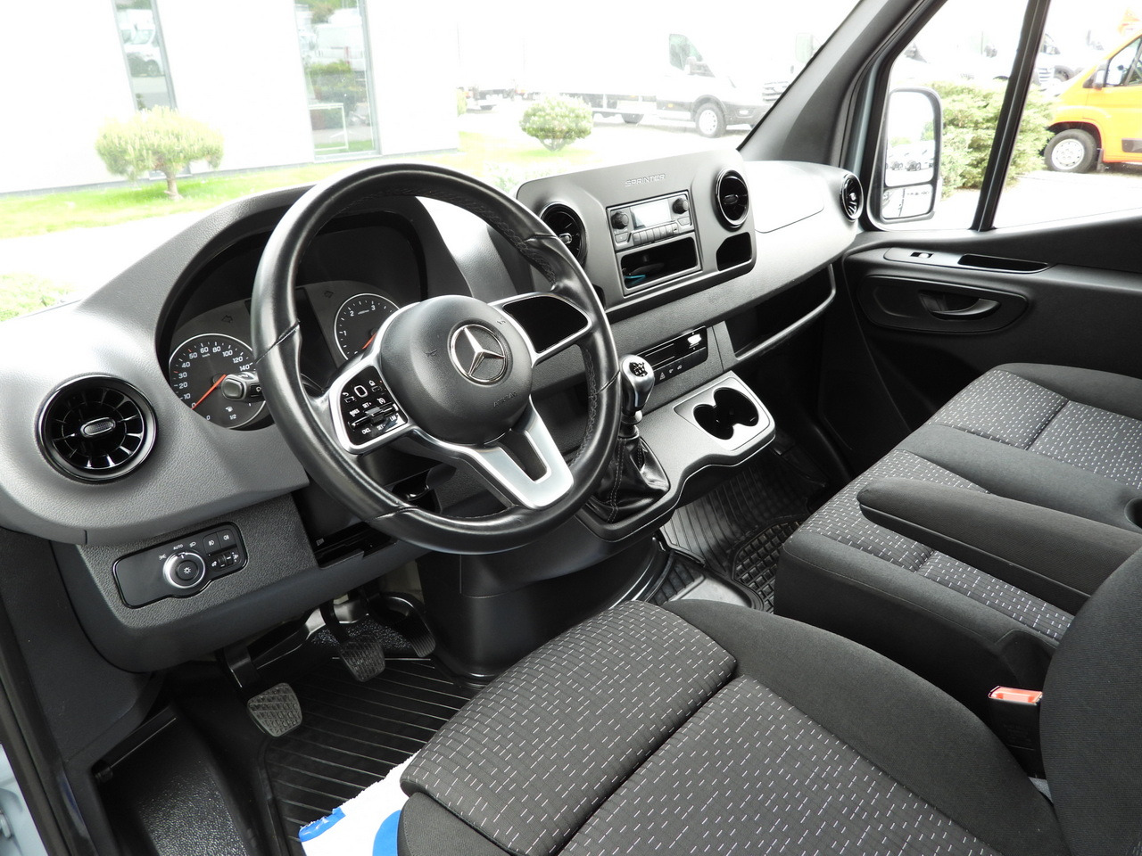 MERCEDES SPRINTER 315 STAKE BODY 8 PALLETS CRUISE CONTROL AIR CONDITIONING 150HP - Transportbil med flak: bild 2 MERCEDES SPRINTER 315 STAKE BODY 8 PALLETS CRUISE CONTROL AIR CONDITIONING 150HP - Transportbil med flak: bild 2