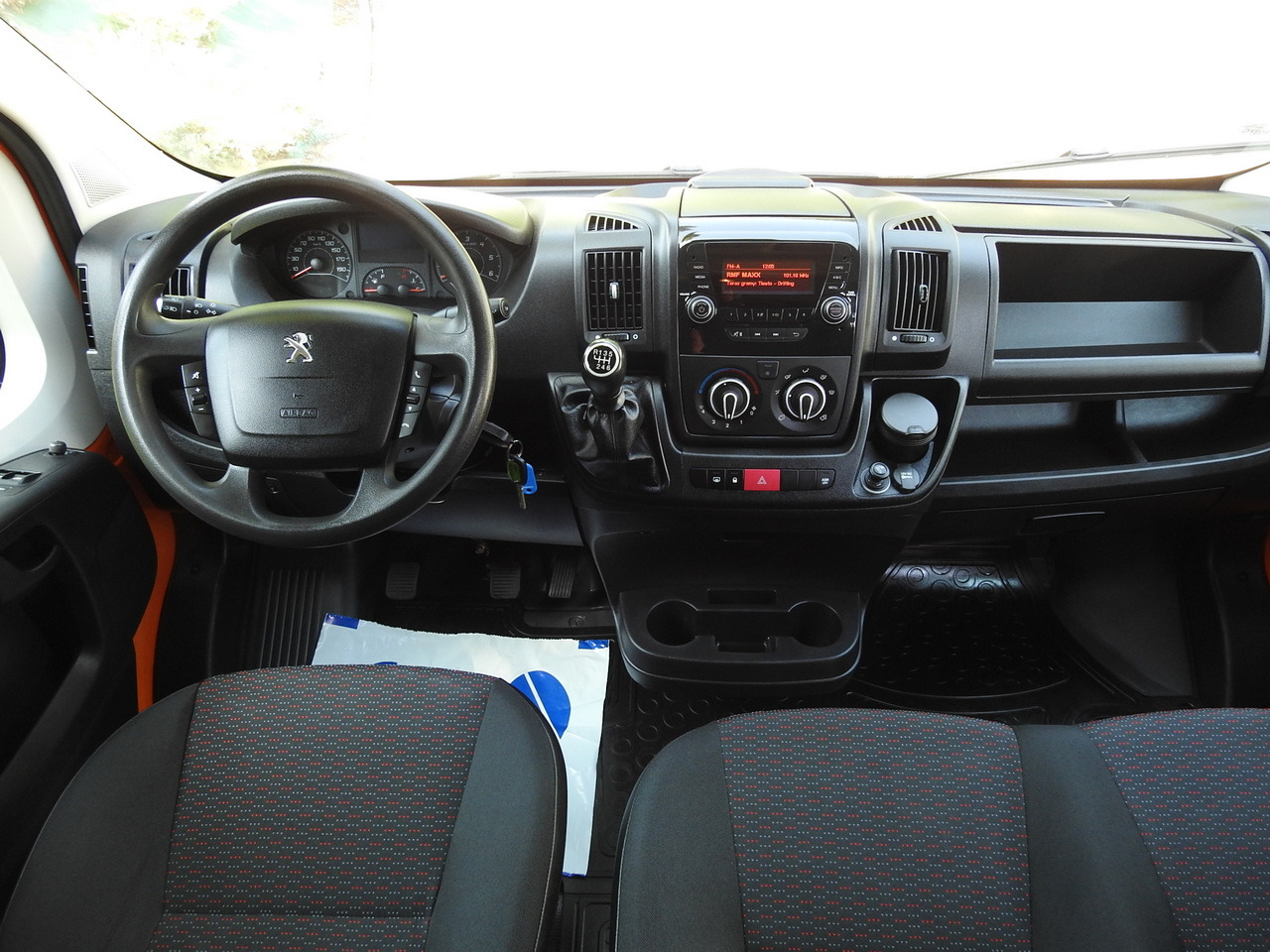 PEUGEOT BOXER BOX DELIVERY VAN 7 SEATS AIR CONDITIONING 120HP - Skåpbil: bild 2 PEUGEOT BOXER BOX DELIVERY VAN 7 SEATS AIR CONDITIONING 120HP - Skåpbil: bild 2