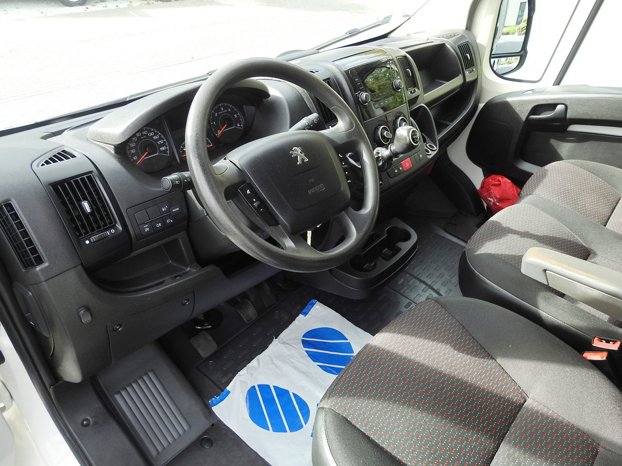 PEUGEOT BOXER STAKE BODY DOUBLE CABIN DOKA 7 SEATS AIR CONDITIONING 140HP - Dubbelhytt transportbil: bild 2 PEUGEOT BOXER STAKE BODY DOUBLE CABIN DOKA 7 SEATS AIR CONDITIONING 140HP - Dubbelhytt transportbil: bild 2