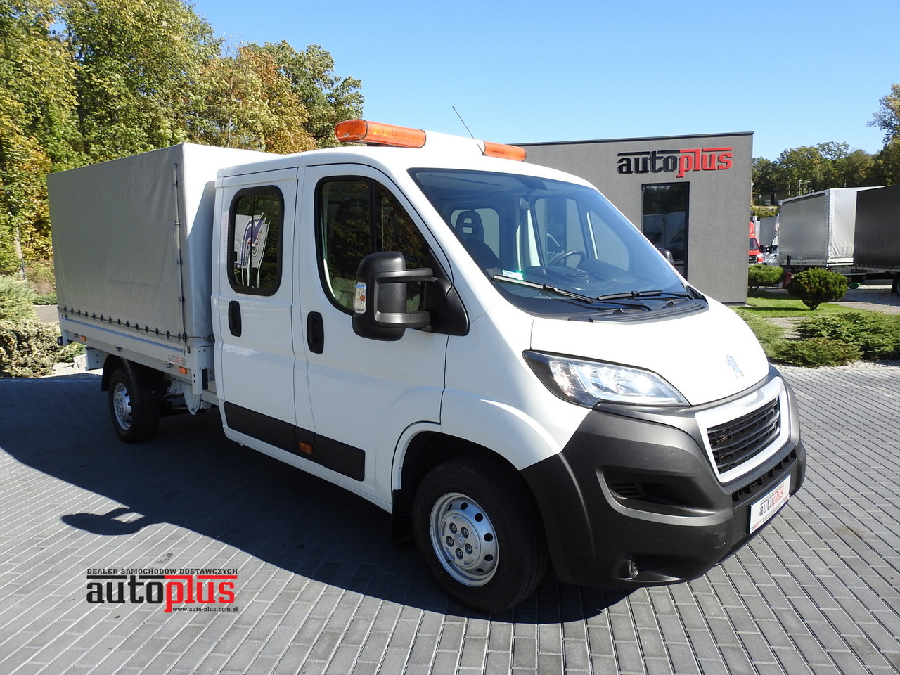 PEUGEOT BOXER STAKE BODY DOUBLE CABIN DOKA 7 SEATS AIR CONDITIONING 140HP - Dubbelhytt transportbil: bild 1 PEUGEOT BOXER STAKE BODY DOUBLE CABIN DOKA 7 SEATS AIR CONDITIONING 140HP - Dubbelhytt transportbil: bild 1