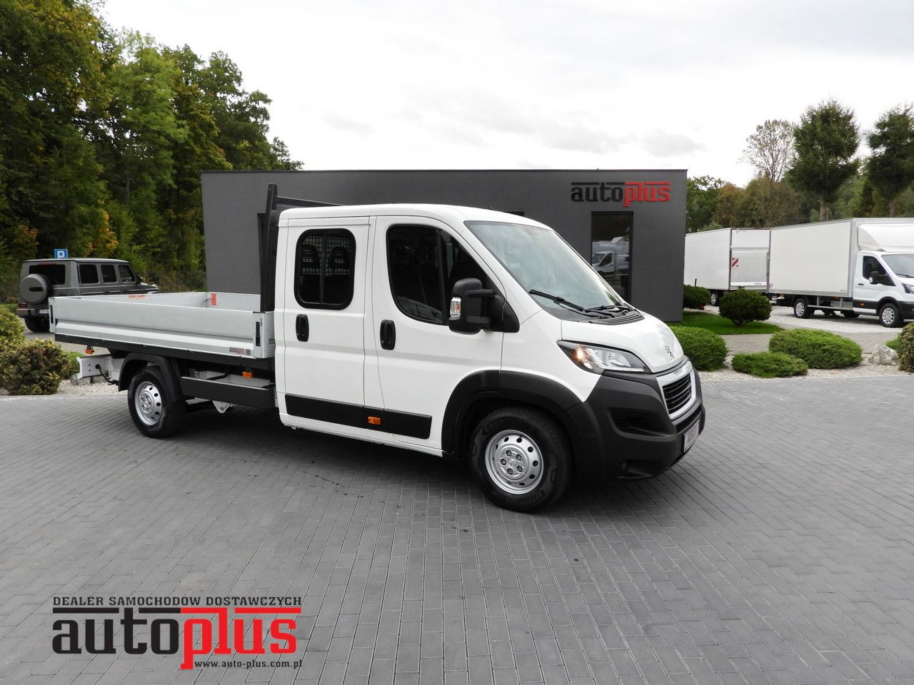 PEUGEOT BOXER STAKE BODY DOUBLE CABIN DOKA 7 SEATS CRUISE CONTROL AIR CONDITIONING 140HP - Dubbelhytt transportbil: bild 1 PEUGEOT BOXER STAKE BODY DOUBLE CABIN DOKA 7 SEATS CRUISE CONTROL AIR CONDITIONING 140HP - Dubbelhytt transportbil: bild 1